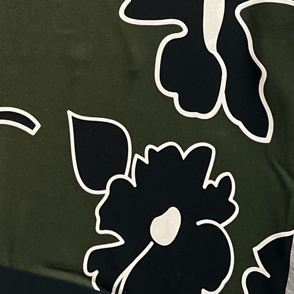 Diane Von Furstenberg Olive Green & Black Floral Print Silk Blouse size 6 - Picture 8 of 12